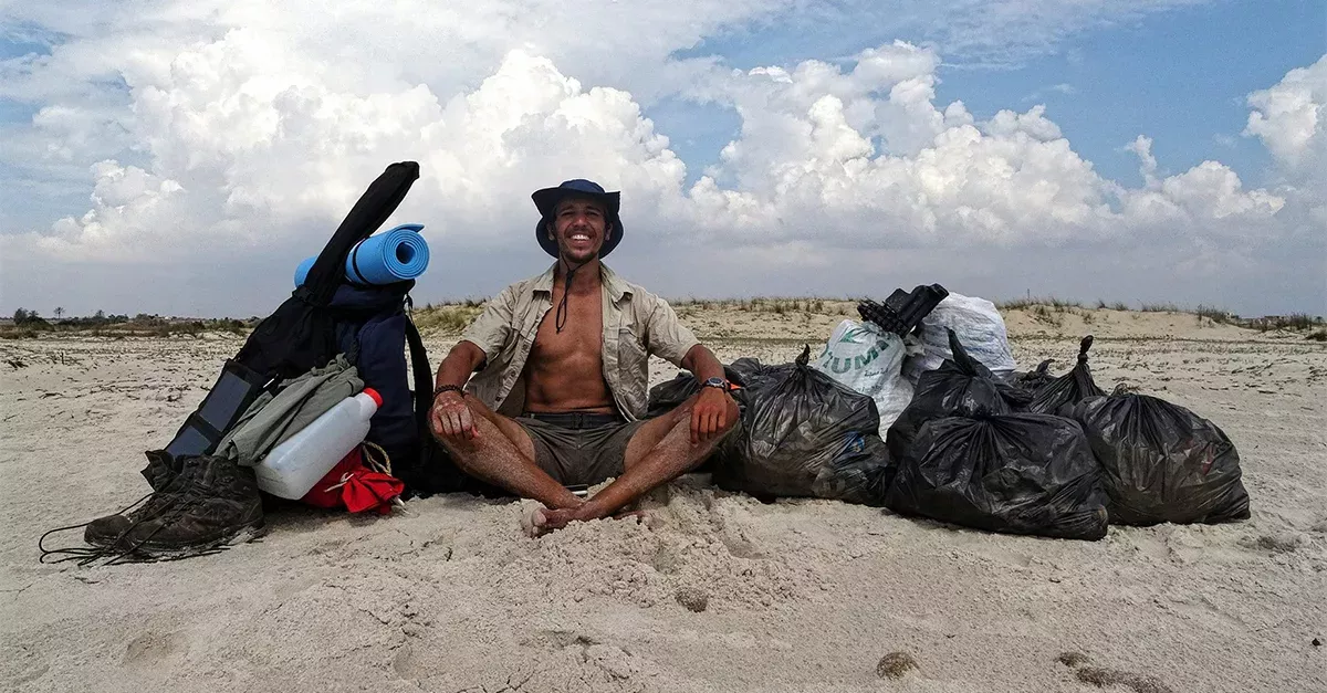 Junger Tunesier läuft 300 km, um am Strand Müll aufzusammeln