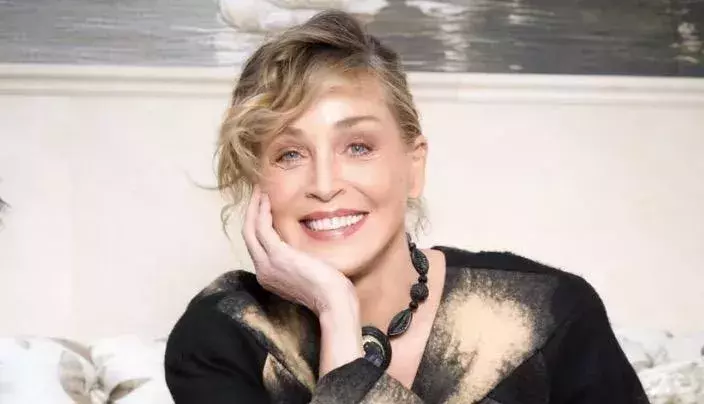 „Wahre Schönheit berührt das Herz“: Sharon Stone beim Wiener Opernball im Fokus