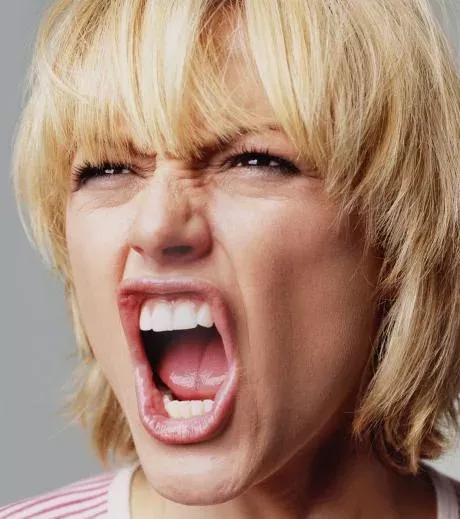 Vor Wut schreien: Wie dein Sternzeichen in Rage gerät