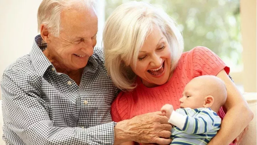 Oma und Opa sollen ab sofort die Finger von den Enkeln lassen!