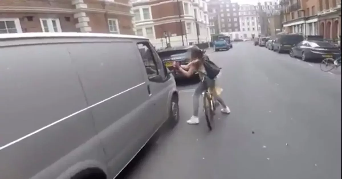 Die Fahrradfahrerin wird belästigt und zahlt es den Männern im Auto eiskalt heim