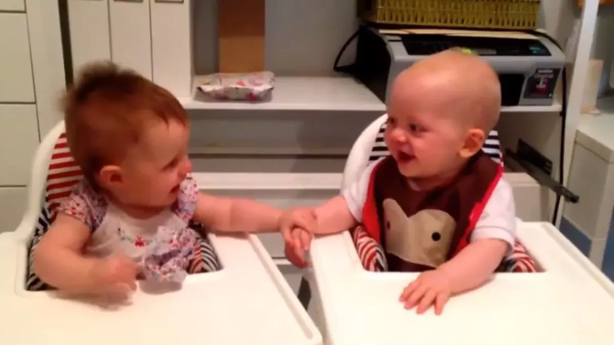 Was diese Zwillingsbabys machen, ist ansteckend