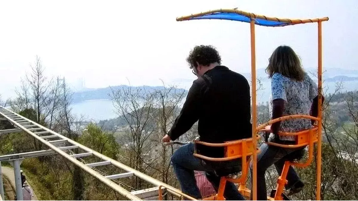 Die schlimmste Achterbahn der Welt: Einmal um die Ecke gebogen und es kommt noch dicker!