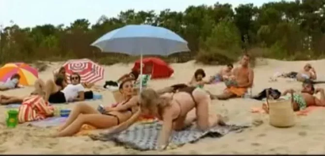 Diese Frau will Männer am Strand beeindrucken, aber sie bereut es schnell!