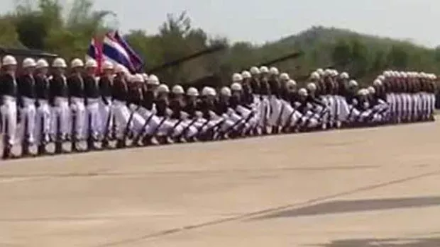 Diese Soldaten fallen reihenweise um!