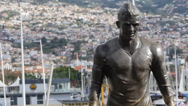 Die Statue von Cristiano Ronaldo auf Madeira