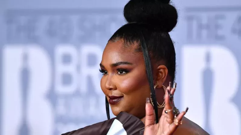 Ein Look zum Anbeißen: So zieht Lizzo auf dem roten Teppich alle Blicke auf sich.