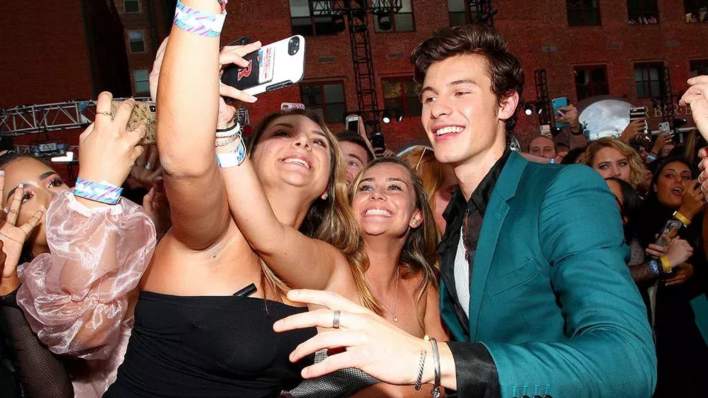Ein Traum geht in Erfüllung: ein Selfie mit Shawn Mendes