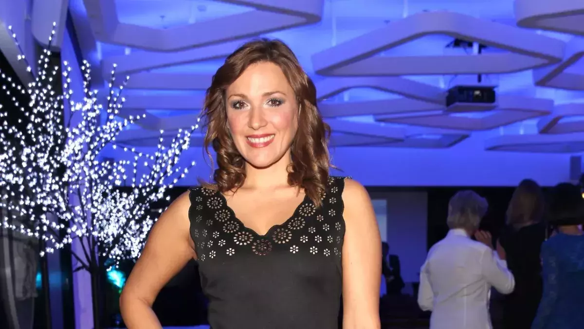 Eine liebe Freundin macht Simone Mecky-Ballack ein vorweihnachtliches Geschenk