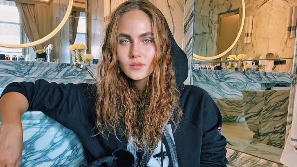 Elena Carrière ist zu Scherzen aufgelegt