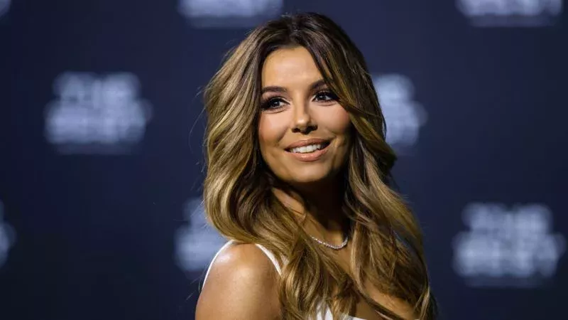 Eva Longoria enthüllt neue Seite von sich in geld-goldenem Kleid