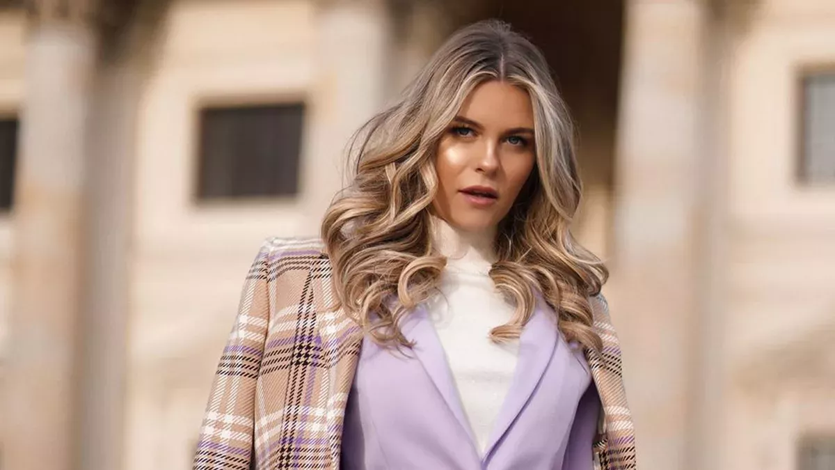 Influencerin Dagi Bee macht Werbung für ein überteuertes Produkt