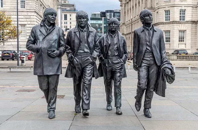 John Lennon von den Beatles hinterließ heiß begehrte Autogramme – doch nicht nur er!