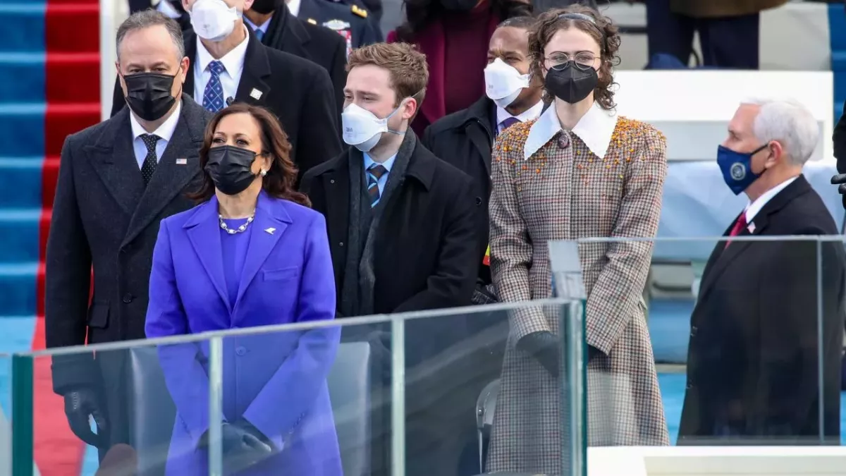 Kamala Harris' Stieftochter, Ella Emhoff, ist eine echt Stilikone