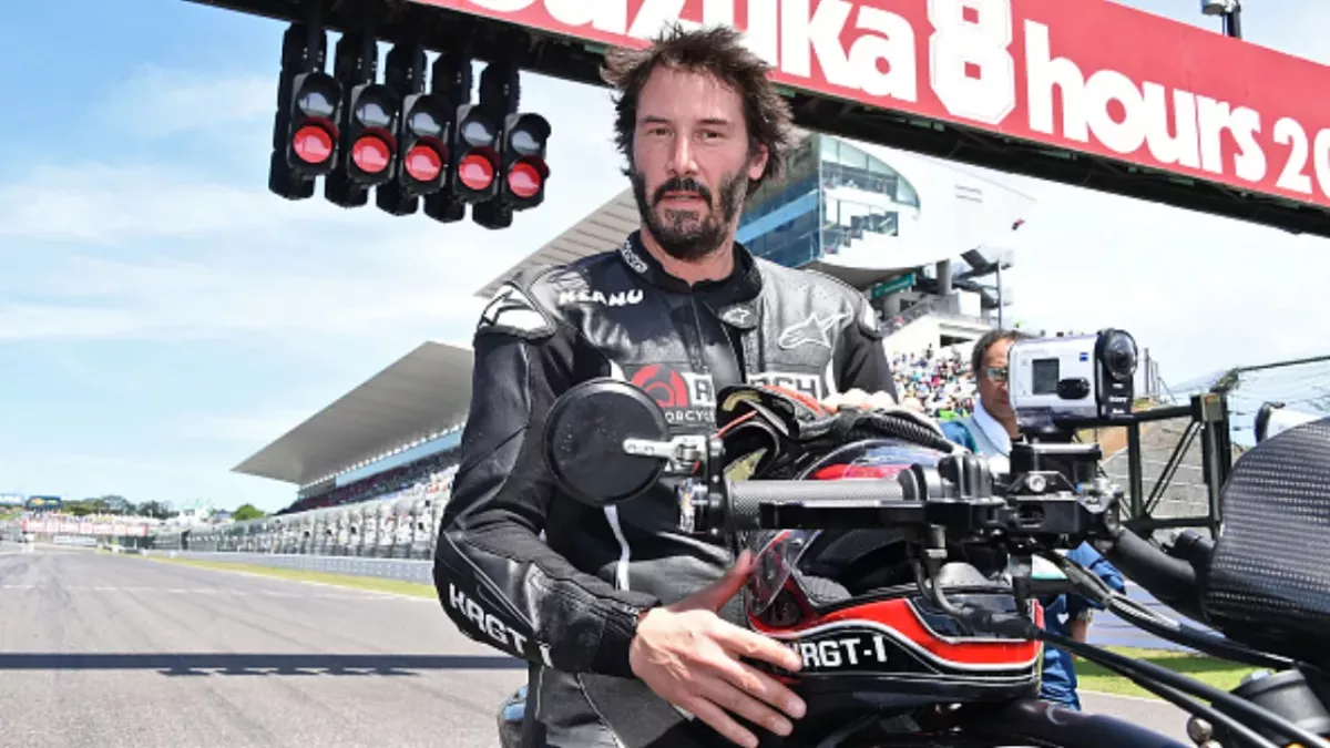 Keanu Reeves bei einem Motorradrennen.