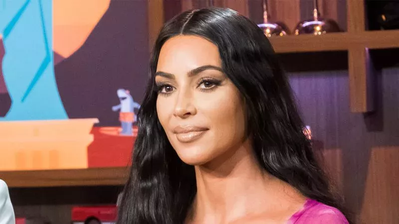 Kim posiert mit ihren Kids