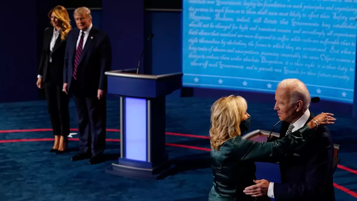 Melania Trump und Jill Biden an der Seiten ihrer Präsidentenmänner.