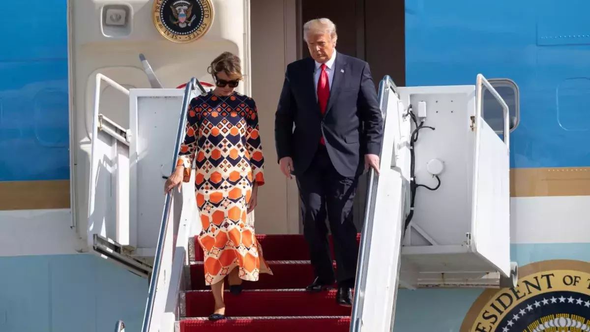 Melania und Donald Trump steigen aus dem Flugzeug