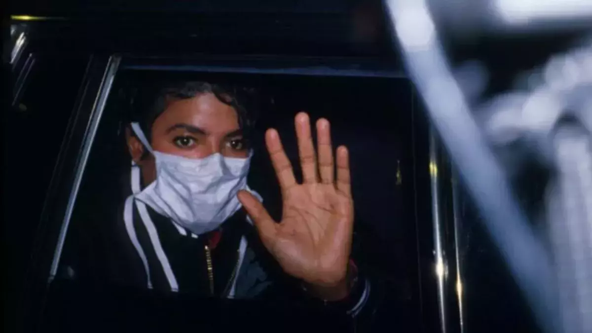 Michael Jackson mit Mundschutz