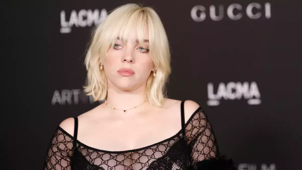 Ohne Hülle: für dieses Produkt lässt Billie Eilish tief blicken