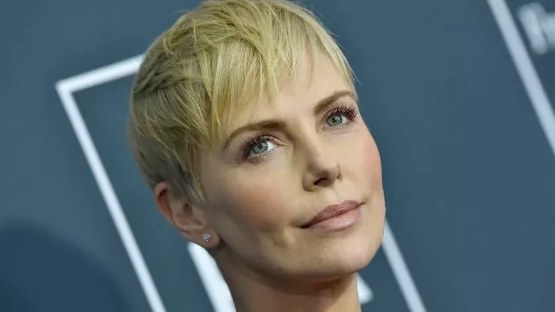 Schwindelerregende Einblicke: Charlize Theron in einem Metallic-Kleid mit XXL-Ausschnitt