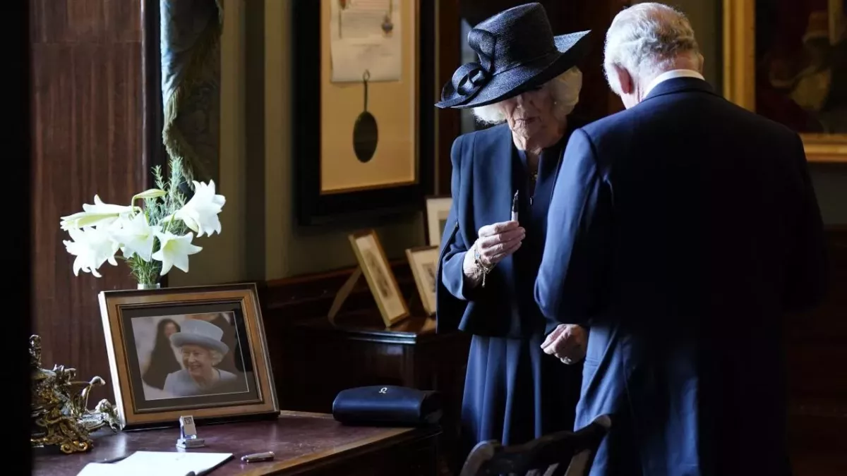 Bei seinem Besuch in Nordirland regt sich König Charles III. über einen Stift auf.
