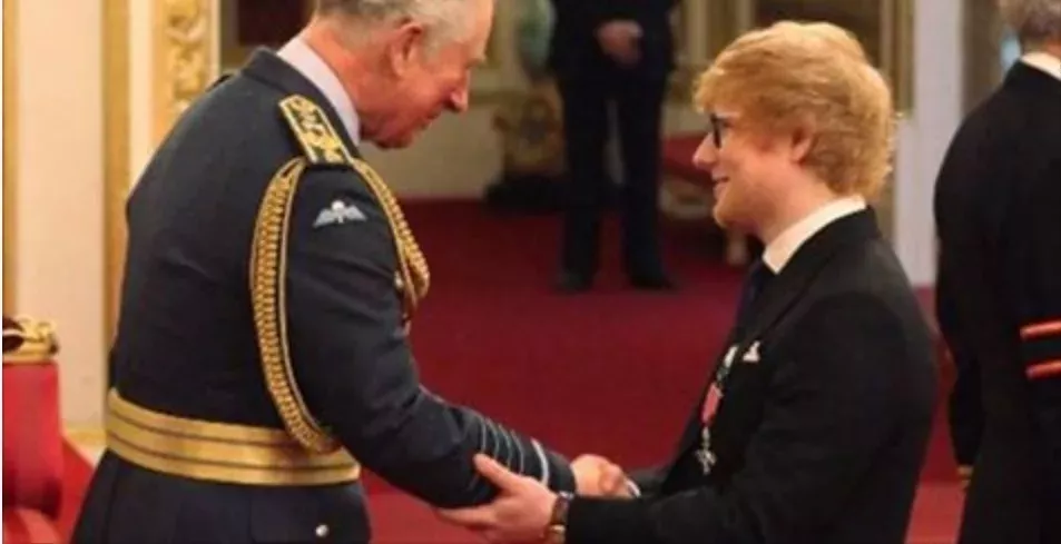 Peinlicher Fehler: Ed Sheeran hat vor Prinz Charles gegen das Hofprotokoll verstoßen