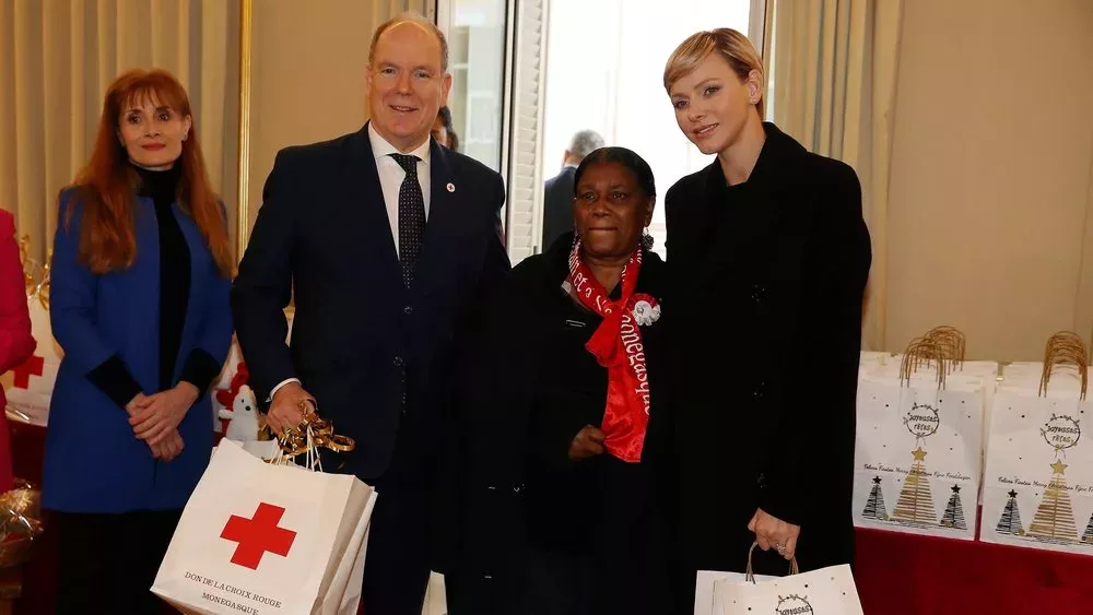 Albert II. und Charlène verteilen Weihnachtstüten beim Roten Kreuz
