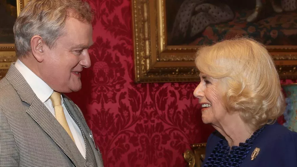 Hugh Bonneville, Luke Evans und mehr Stars treffen Königin Camilla