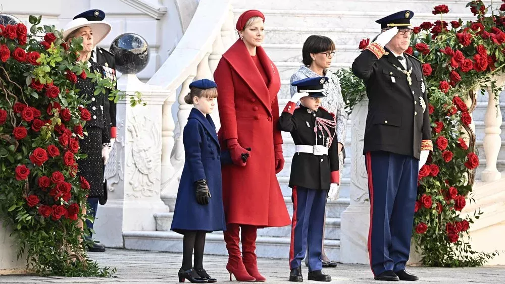 Monaco feiert Nationalfeiertag und ihre Fürstin Charlène als Lady in Red