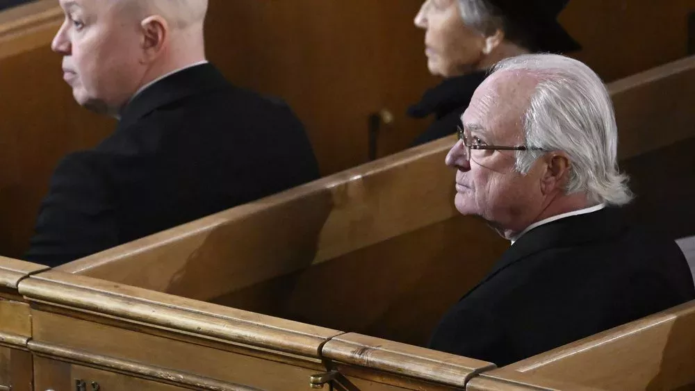 König Carl Gustaf von Schweden bei Staatsbegräbnis in Finnland