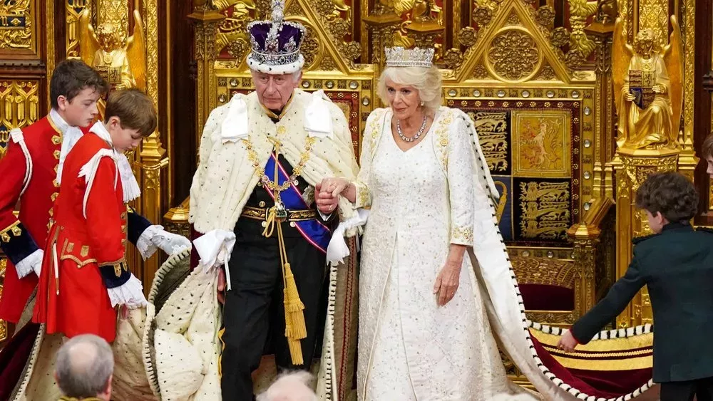 König Charles eröffnet Parlament - Camilla sorgt mit Outfit für Aufsehen