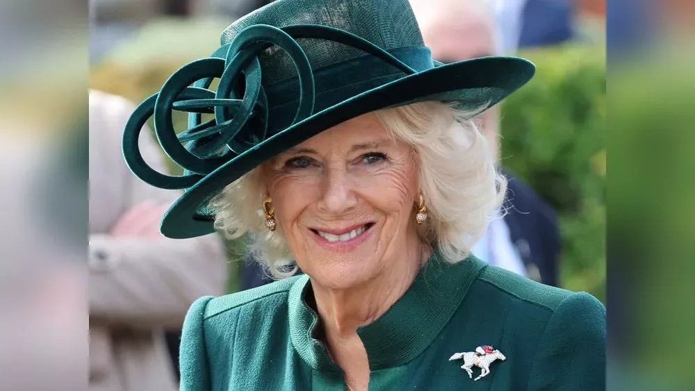 Königin Camilla ehrt Queen Elizabeth II. mit besonderem Schmuckstück