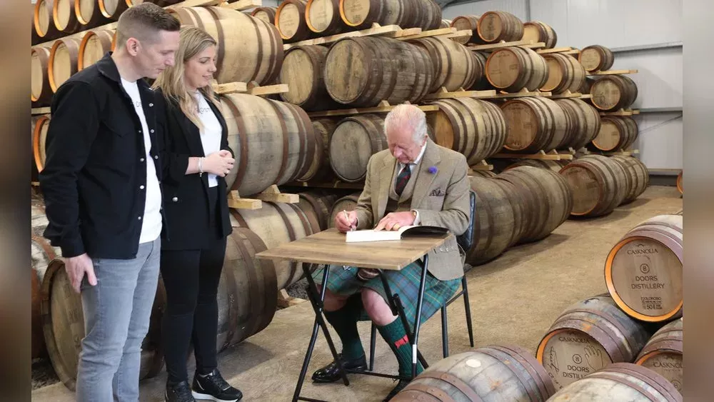 König Charles III. eröffnet im Kilt eine Whiskey-Destillerie