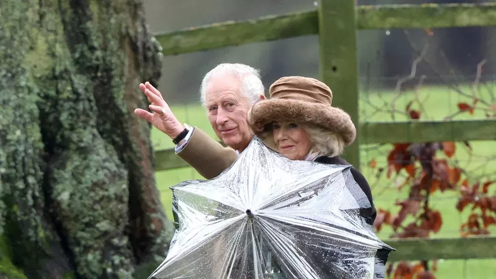 Bei Kirchenbesuch: Charles und Camilla trotzen dem Regen
