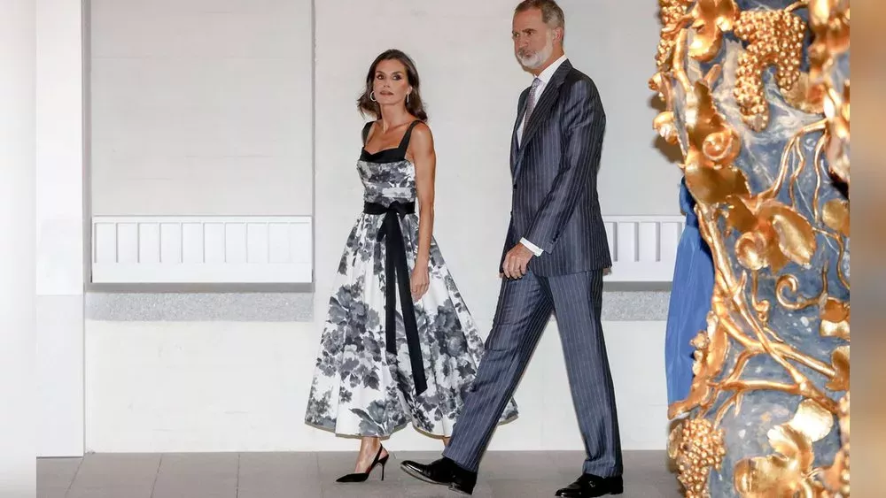 Flower Power in Schwarz-Weiß: Königin Letizia legt Wow-Auftritt hin