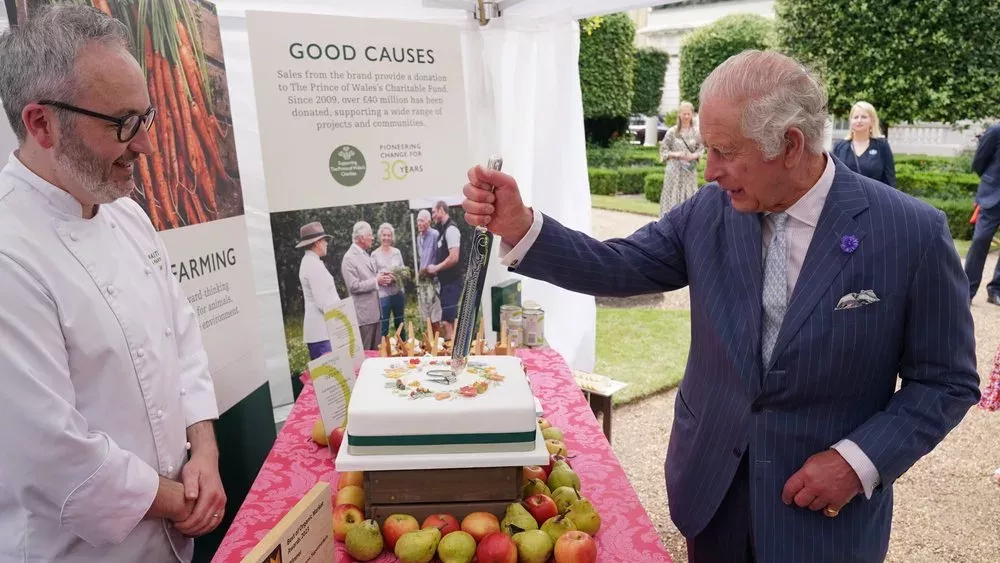 König Charles III.: Zum Charity-Jubiläum schneidet er den Kuchen an