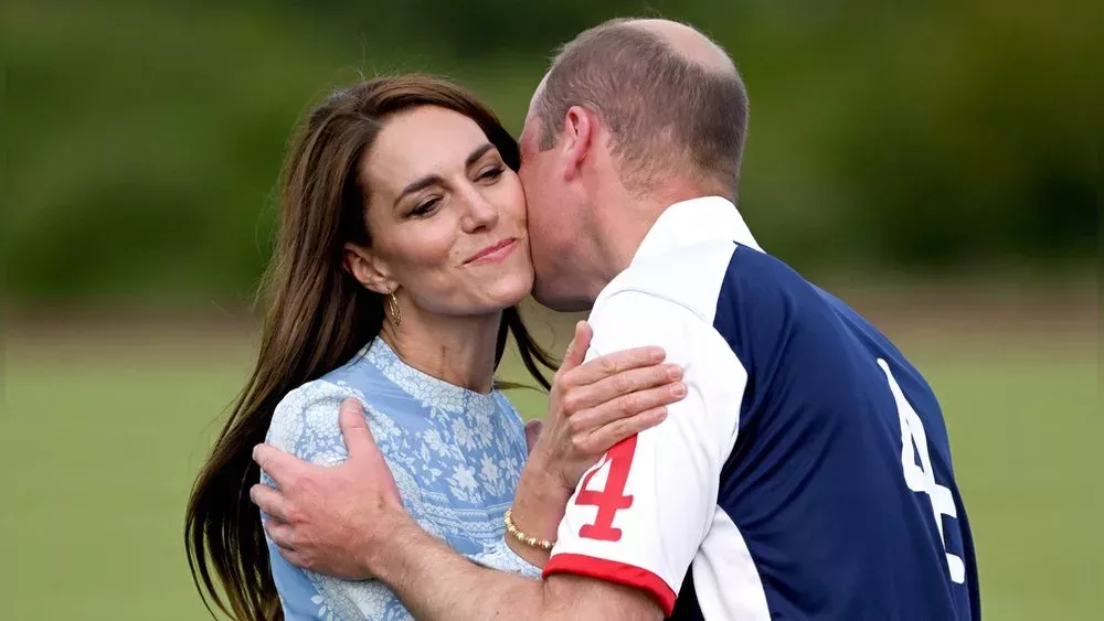 Ein Küsschen von Kate: Sie unterstützt ihren William beim Polo
