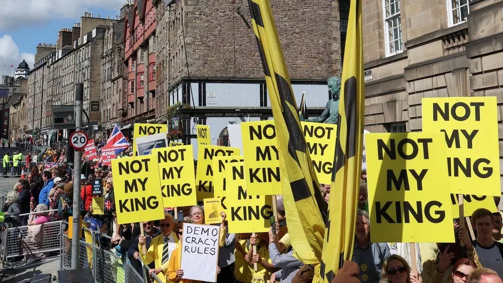 Schottische Krönung von Charles: Proteste, Gebete und neues Schwert