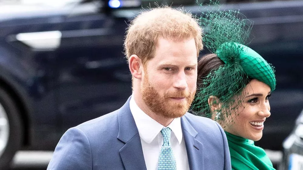 Neue Fotos vom "The Crown"-Set zeigen Prinz Harrys Nazi-Kostüm