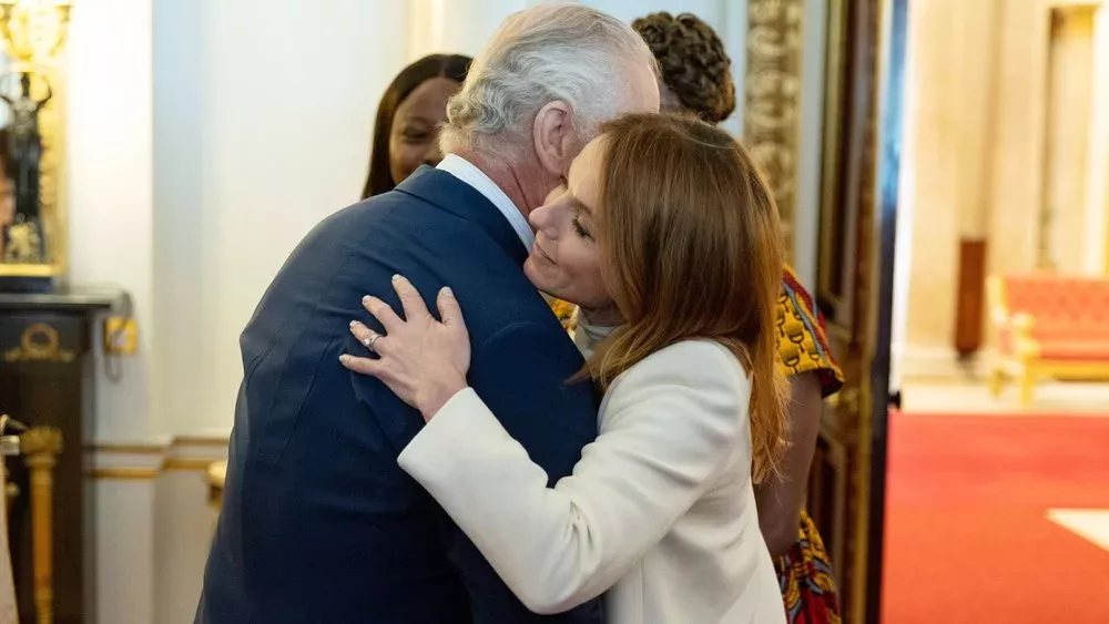 Geri Horner: Umarmung für den "modernen" König Charles III.