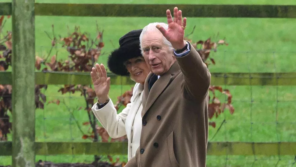 König Charles III.: Ein freundliches Winken an die Fotografen