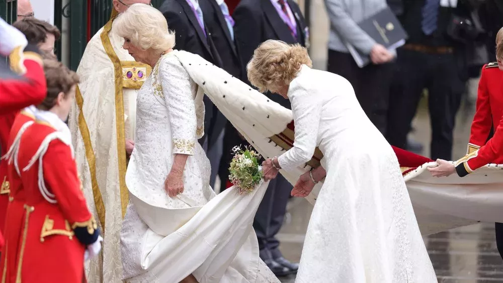 Camilla lässt Krönungsstrauß in der Westminster Abbey niederlegen