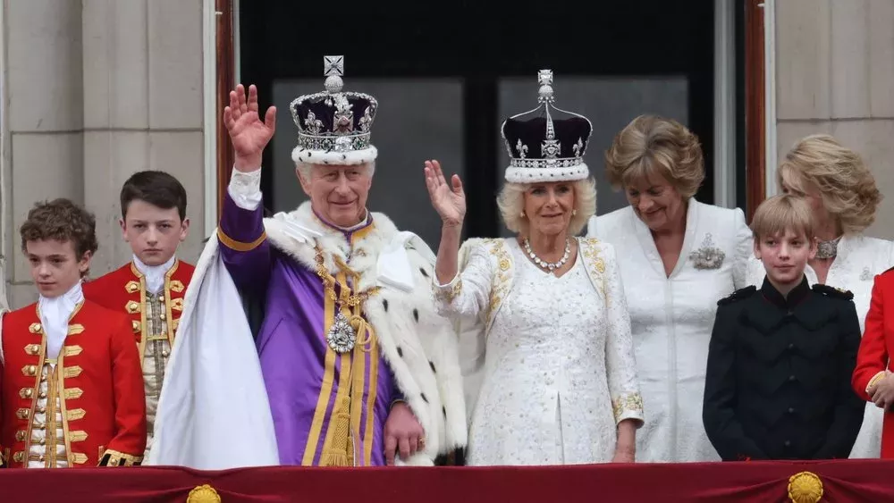 Charles und Camilla strahlen auf dem Balkon des Buckingham Palasts