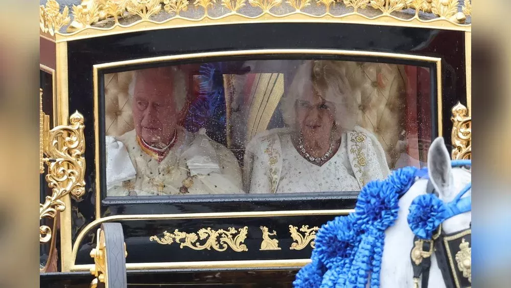 Königsprozession zur Kirche: Charles und Camilla in Weiß