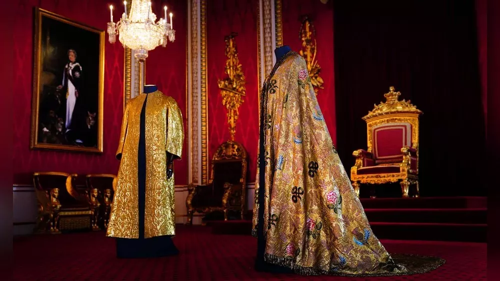 König Charles III.: Historische Krönungsgewänder in London enthüllt