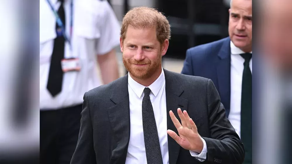 Sitzt Prinz Harry zwei Stunden nach der Krönung wieder im Flieger?