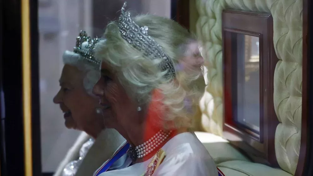 Camilla trägt das Krönungsgewand von Queen Elizabeth II.