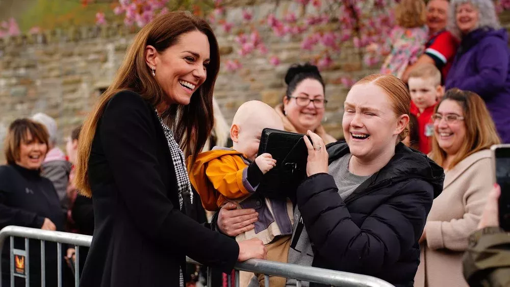 Prinzessin Kate lässt Baby mit ihrer Handtasche spielen