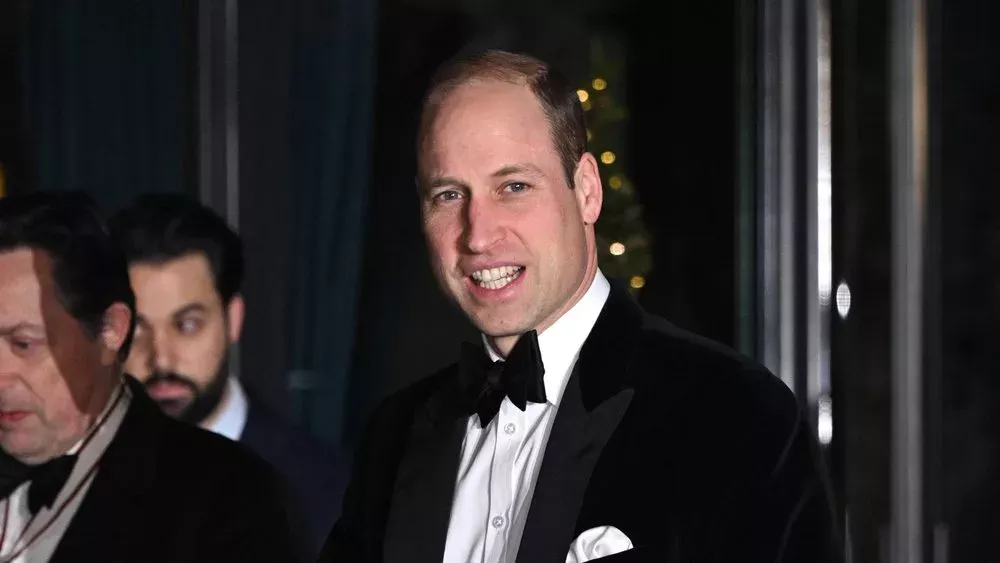 Prinz William trotz schwieriger Wochen bei Gala zu Scherzen aufgelegt